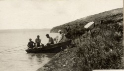 Фотография. Экскурсии на Сенгелеевское озеро. 1930-е гг. Из фотоальбома главного врача А.Я. Доршта 1939 г.